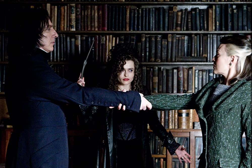 <p><strong>Harry Potter and the Half-Blood Prince, Harry Potter and the Deathly Hallows: Part 1 & 2</strong></p>
<p>Феновете на Хари Потър имат привилегията да видят любимите си образи от книгите на Дж.К. Роулинг на екран, изобразени от най-добрите съвременни британски актьори. Хелън Маккрори не прави изключение и участва в последните 3 филма от сагата в образа на Нарциса Малфой - магьосница, обвързана семейно с някои от най-жестоките поддръжници на Волдемор. Синът й Драко Малфой е един от вечните съперници на Хари Потър в Хогуортс и е избран от Черния лорд да извърши едно от най-тежките престъпления в историята на училището за магии. Героинята на Маккрори има привидно малка, но сложна и ключова роля. </p>