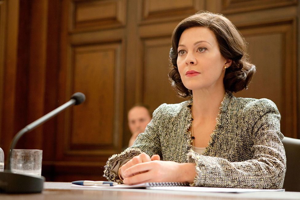 <p><strong>Skyfall (2012)</strong></p>
<p>Филмът за Бонд от 2012 г. отрежда на Хелън Маккрори ролята на вътрешния министър на Великобритания в разгара на поредната тежка криза на разузнавателните служби. Героинята й подлага на критики ръководителката на MI6 М (Джуди Денч), но едва не губи живота си при атентата срещу нея, преди Даниел Крейг (в ролята на 007) да се намеси и да предотврати касапницата в съдебната зала. </p>