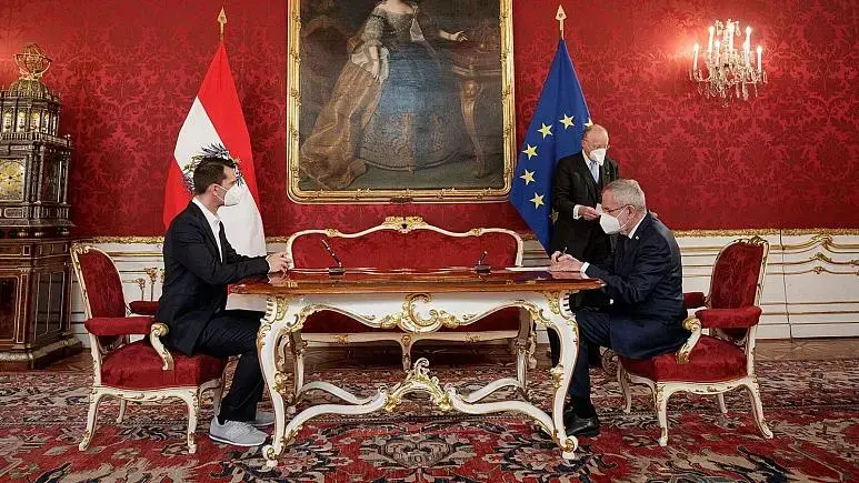 С костюм и бели кецове: Общопрактикуващ лекар е новият здравен министър на Австрия