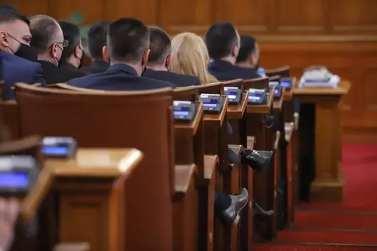 ГЕРБ, ДПС и БСП провалиха заседанието на парламента, ВМРО протестира срещу изборните промени
