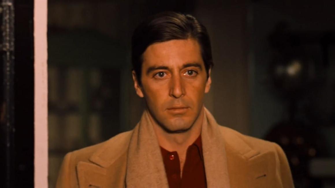 <p><strong>„Кръстникът“ 2 (1974)</strong></p>
<p>Пачино отново играе Майкъл Корлеоне в една от най-великите филмови поредици на всички времена. Там той вече е босът на криминалната фамилия. Някогашният идеалист е част от свят, в който не е искал да се забърква.</p>
<p>Предисторията показва пътя на баща му Вито Корлеоне (този път в ролята е Робърт де Ниро) – от първите дни на живота му в Сицилия до превръщането му в престъпна фигура в Ню Йорк. Филмът на Франсис Форд Копола е шедьовър, а Ал Пачино е една от основните причини за това.</p>