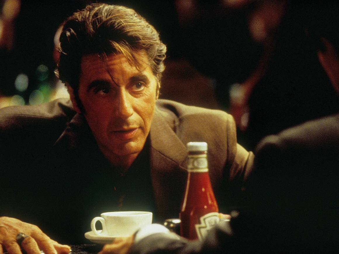 <p><strong>"Жега" (1995)</strong></p>
<p>На Пачино му отне няколко десетилетия да се появи на екрана заедно с Робърт де Ниро, макар фактически те да са две от звездите на „Кръстникът“ 2. </p>
<p>Когато се събраха в епичната драма на Майкъл Ман, детективът на Пачино и престъпникът на Де Ниро се превърнаха от кръвни врагове до хора, които уважават другия. Хора, които си говорят на една маса и успяват да разберат събеседника въпреки напълно различния свят, в който той живее.<br>
</p>