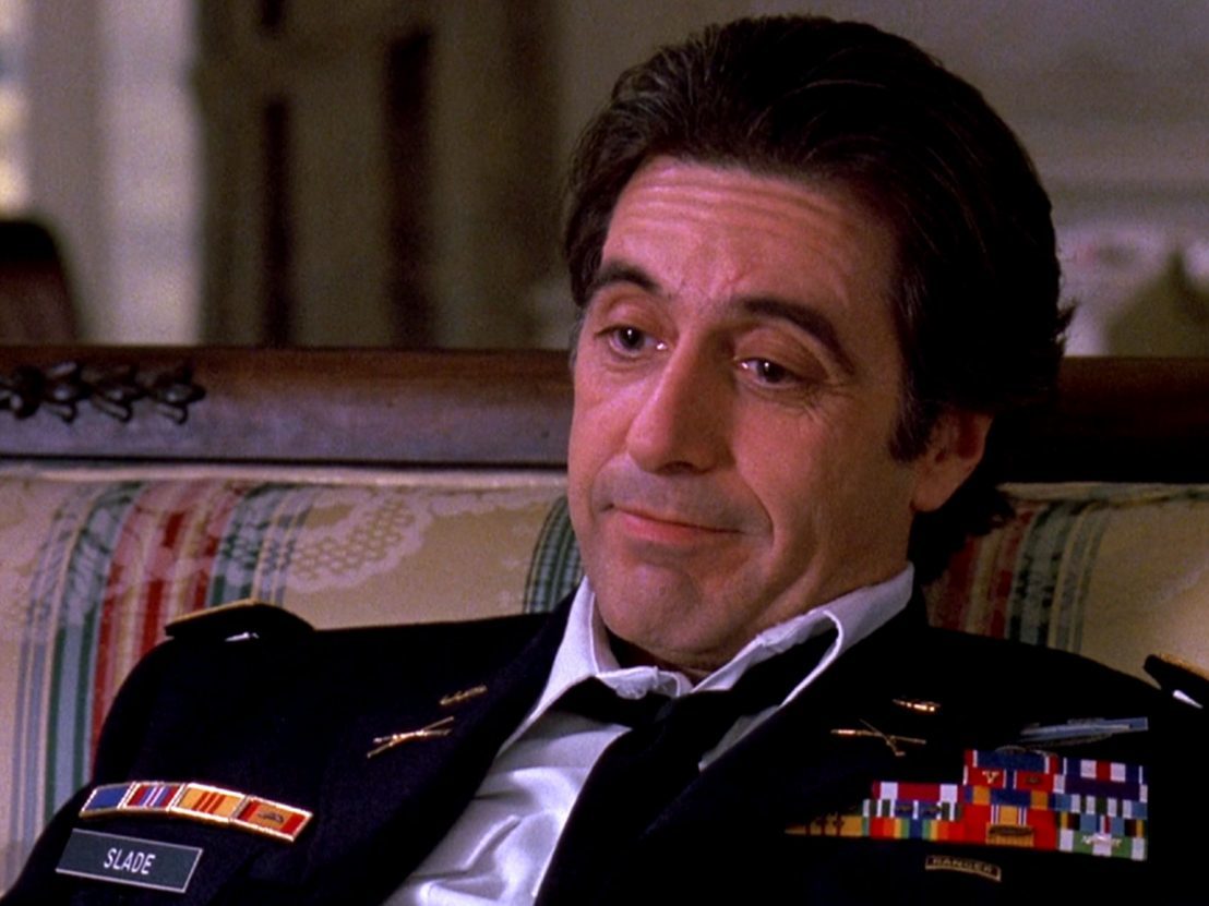 <p><strong>„Усещане за жена“ (1992)</strong></p>
<p>Пачино играе в образа на слепия Франк Слейд – оттеглил се от задълженията си полковник-лейтенант. За впечатляващото си представяне печели „Оскар“ за най-добра главна роля.</p>
<p>На екрана си партнира с Крис О’Конъл – студент, който се грижи за Слейд по време на Деня на благодарността, за да събере пари за пътуване у дома на Коледа. Оказва се обаче, че работата не е такава, каквато изглежда на пръв поглед.</p>