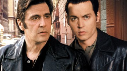 <p><strong>"Дони Браско" (1997)</strong></p>
<p>Джони Деп е агент на ФБР под прикритие, който влиза в мафията, а там господарят е Пачино. В ролята си на остаряващ бос на престъпниците той прави силно представяне.</p>
<p>На екрана във филма на Майкъл Нюъл са още Майкъл Мадсън и Ан Хейш.</p>