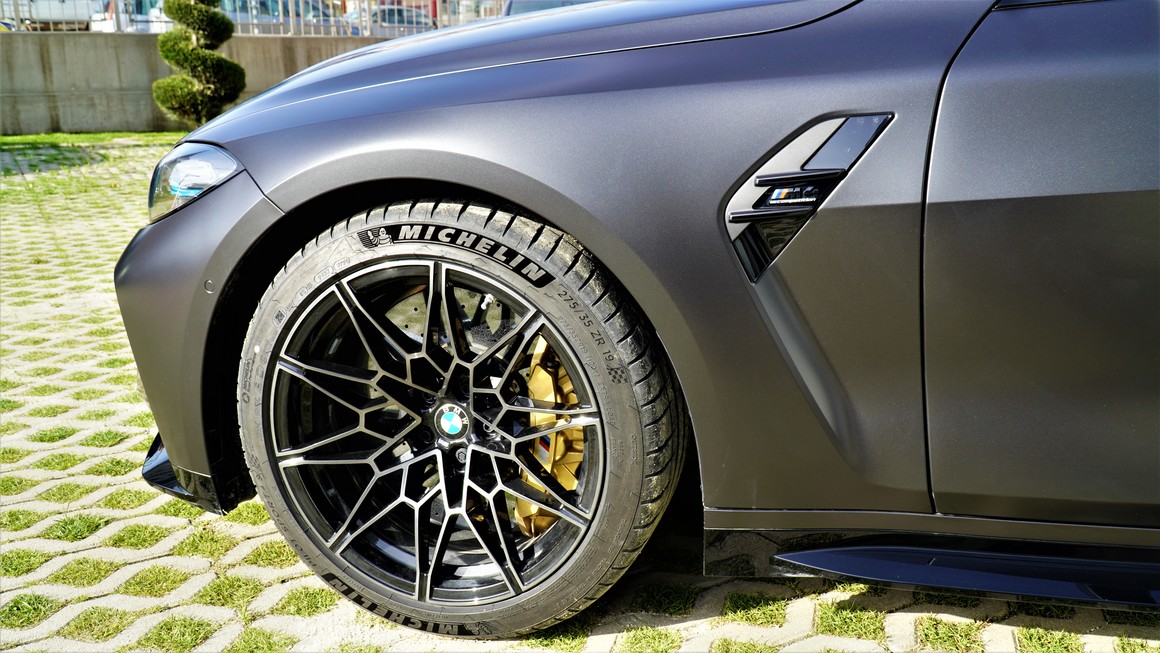 <p>В модификацията M4 Competition предните колела са 19 инчови, а задните - 20.</p>