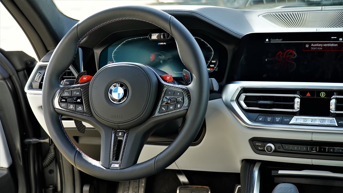 <p>Алуминиевите елементи на спортния волан на BMW тук са заменени с карбонови, шевовете са в синьо и червено, лостовете за ръчно управление на скоростите са изцяло от карбон. Виждат се и двата червени бутона за бърз достъп до определени настройки на окачването и двигателя.</p>