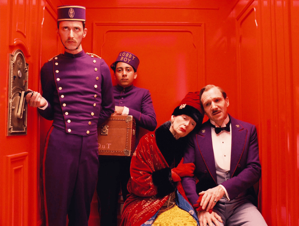<p><strong>The Grand Budapest Hotel (2014)</strong></p>
<p>Дори да не сте гледали нито един филм на Уес Андерсън, The Grand Budapest Hotel може да ви накара да се пристрастите към естетиката и трогателните му герои завинаги.</p>
<p>Действието се развива през 30-те години в несъществуващата, но заплашена от настъплението на фашизма източноевропейска държава Зубровка, където се намира Гранд хотел "Будапеща". Младият Зиро Мустафа започва работа като пиколо в хотела в най-добрите му години, а рецепционистът мосю Гюстав го взема под опеката си. Смъртта на възрастна вдовица, с която Гюстав е имал 20-годишна романтична афера, слага началото на трагикомична поредица от конфликти и приятелства, преследвания и любов.</p>
<p>В главните роли ще видим Рейф Файнс, Ейдриън Броуди, Уилям Дефо, Джеф Голдблум, Харви Кайтел, Джуд Лоу, Бил Мъри, Сърша Ронан, Леа Сейду, Тилда Суинтън и др. </p>