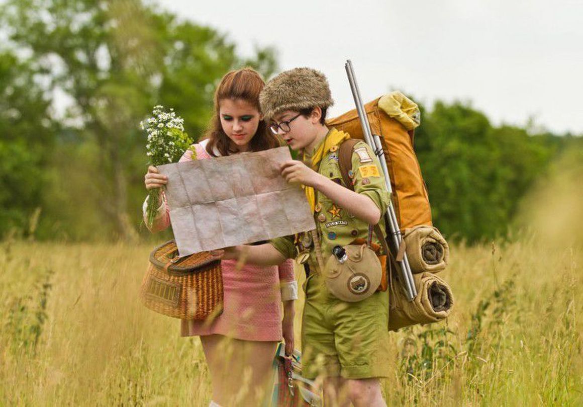 <p><strong>Moonrise Kingdom (2012)</strong></p>
<p>Момче и момиче се запознават по време на летен скаутски лагер - той е сирак, а тя живее със родителите си и тримата си братя в къща на острова. Скоро след края на ваканцията приятелството им прераства в епистоларна любов, а двамата решават да се съберат отново и заедно да избягат от вкъщи. Географията на острова не им позволява да се отдалечат твърде много от миналото си, но това не спира Сам и Сузи в желанието им за самостоятелен живот. Уес Андерсън отново събира отличен актьорски състав с участието на Брус Уилис, Едуард Нортън, Бил Мъри, Франсис Макдорманд, Тилда Суинтън и др. </p>