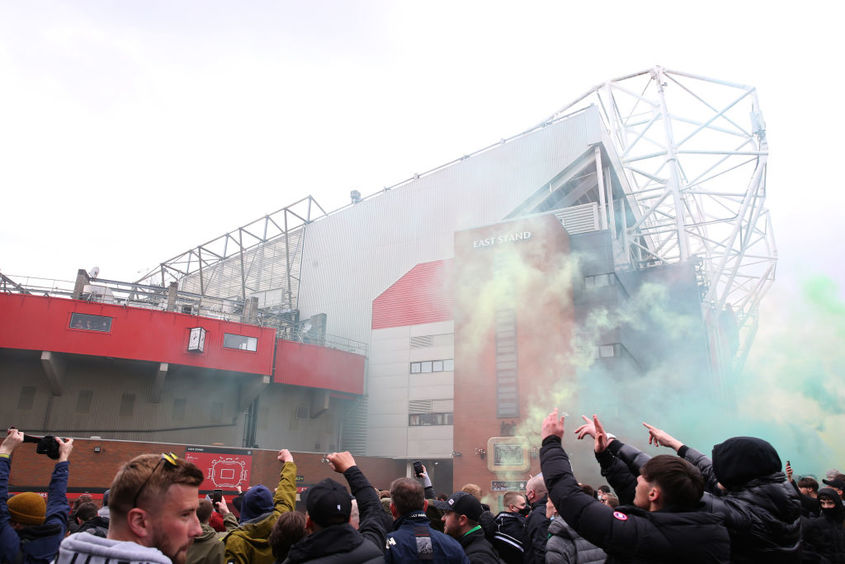 Фенове на "Ман Юнайтед" нахлуха на терена и отложиха дербито с "Ливърпул" 