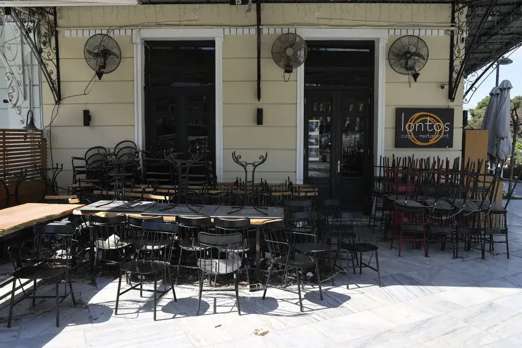 Гърция отваря заведенията, но ще глобява с до 50 хил. евро за нарушаване на мерките