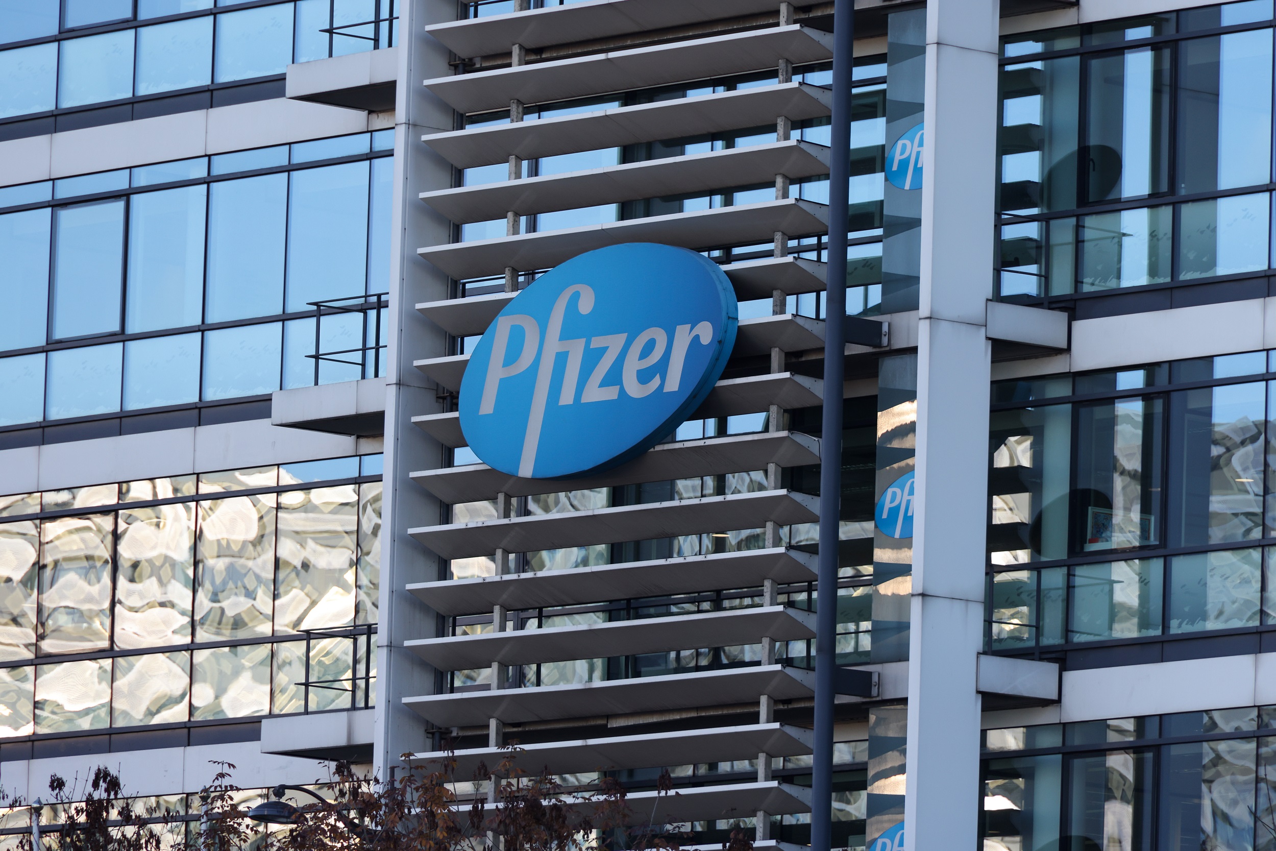 FDA одобри ново лекарство на Pfizer, което може да лекува косопад при юноши