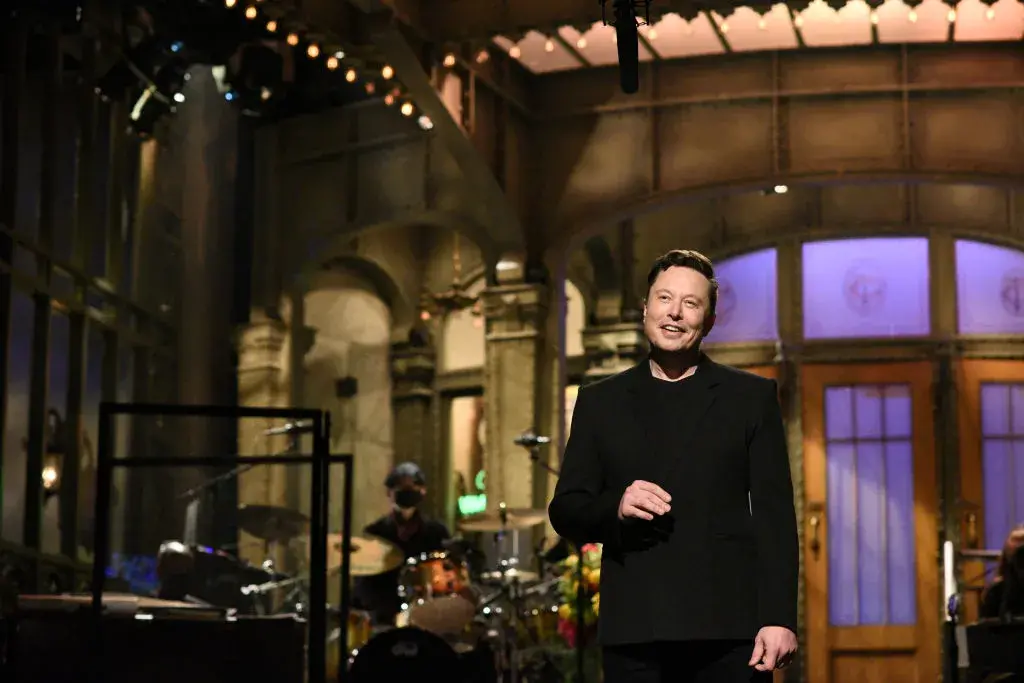 Мъск призна, че страда от форма на аутизъм в дебюта си като водещ на Saturday Night Live