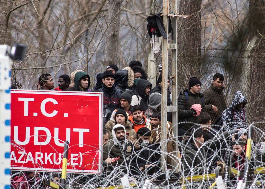 Тежки сблъсъци между полиция и мигранти по гръцката граница