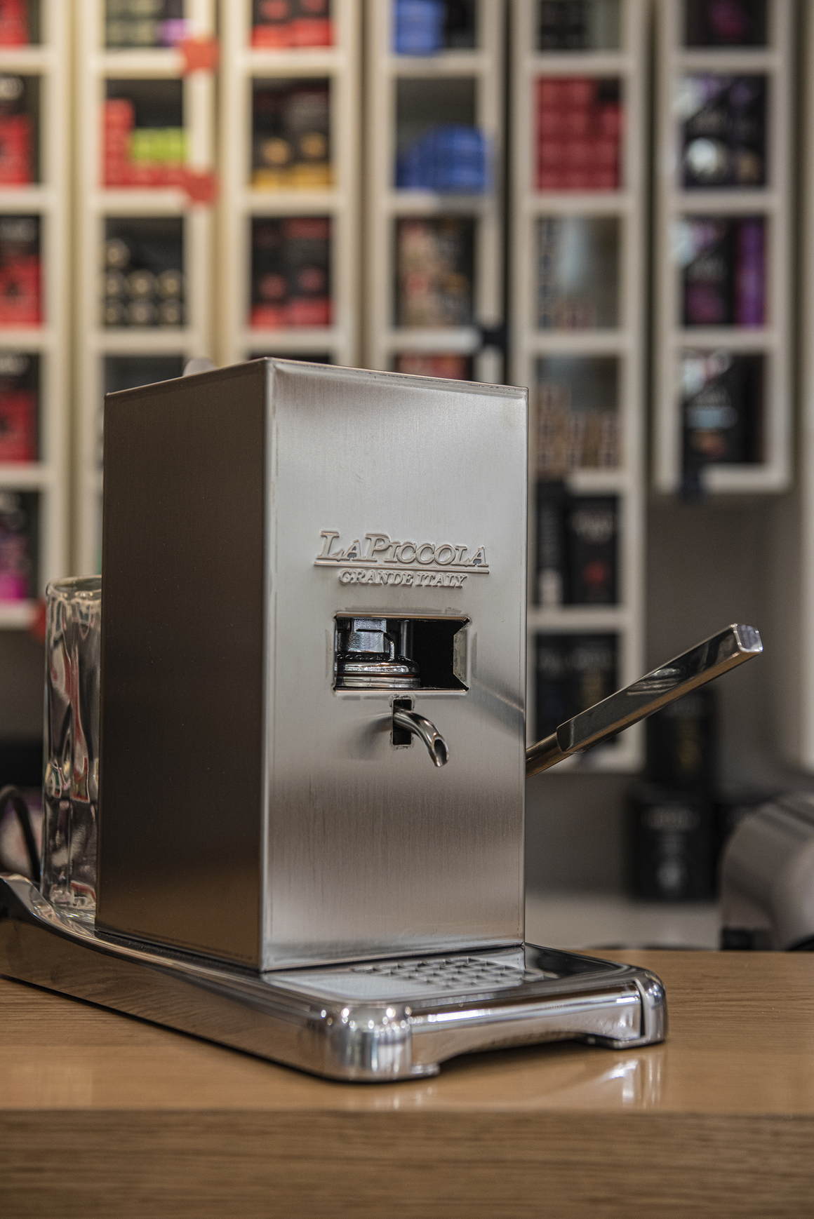 <p>La Piccola e една от най-компактните качествени еспресо машини на пазара. Изработена от безвредни материали - иноксов корпус, сребърен нагревател и контейнер за вода от стъкло.  Работи с пакетирано в хартиени монодози кафе. Подходяща е както за домашна употреба, така и за яхти, каравани и кемпери. </p>
