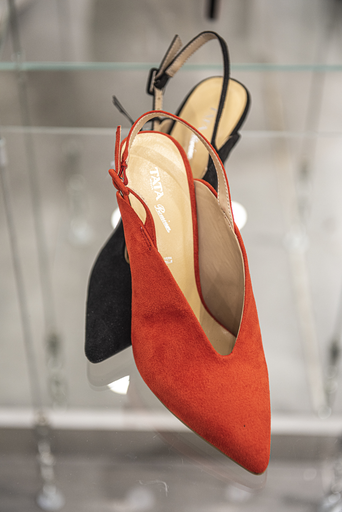 <p>Много харесахме и тази елегантна ежедневна обувка, която се предлага в два цвята. </p>
