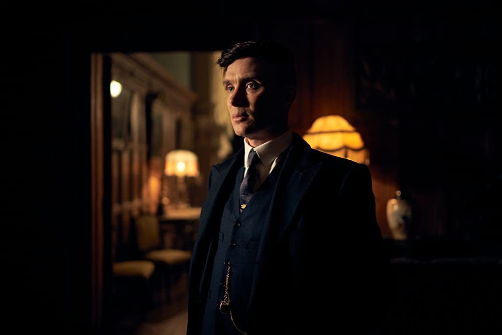 <p><strong>Peaky Blinders - приключва</strong></p>
<p>Култовият Peaky Blinders ще приключи след шестия си сезон, чиито епизоди се снимат в момента. За съжаление, финалът на сериала ще се случи без една от най-важните си героини. Актрисата Хелън Маккрори, която играеше в ролята на Поли Грей, почина на 16 април след онкологично заболяване. </p>
<p>Премиерата на Сезон 6 все още не е насрочена официално заради несигурността около пандемичната обстановка, но при добро стечение на обстоятелствата може да излезе още в края на 2021 г. по Netflix. </p>