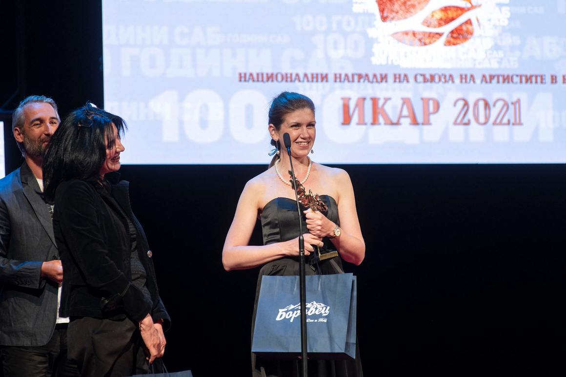 <p><strong>Мира Каланова</strong> беше отличена за сценографията на „Закуска в Тифани“ по Труман Капоти. Режисьор е Диана Добрева, която поставя пиесата в Драматичен театър „Николай Масалитинов” в Пловдив.</p>
<p><strong>Марина Райчинова</strong> също получи приз за „Закуска в Тифани“ – за най-добри костюми.</p>
