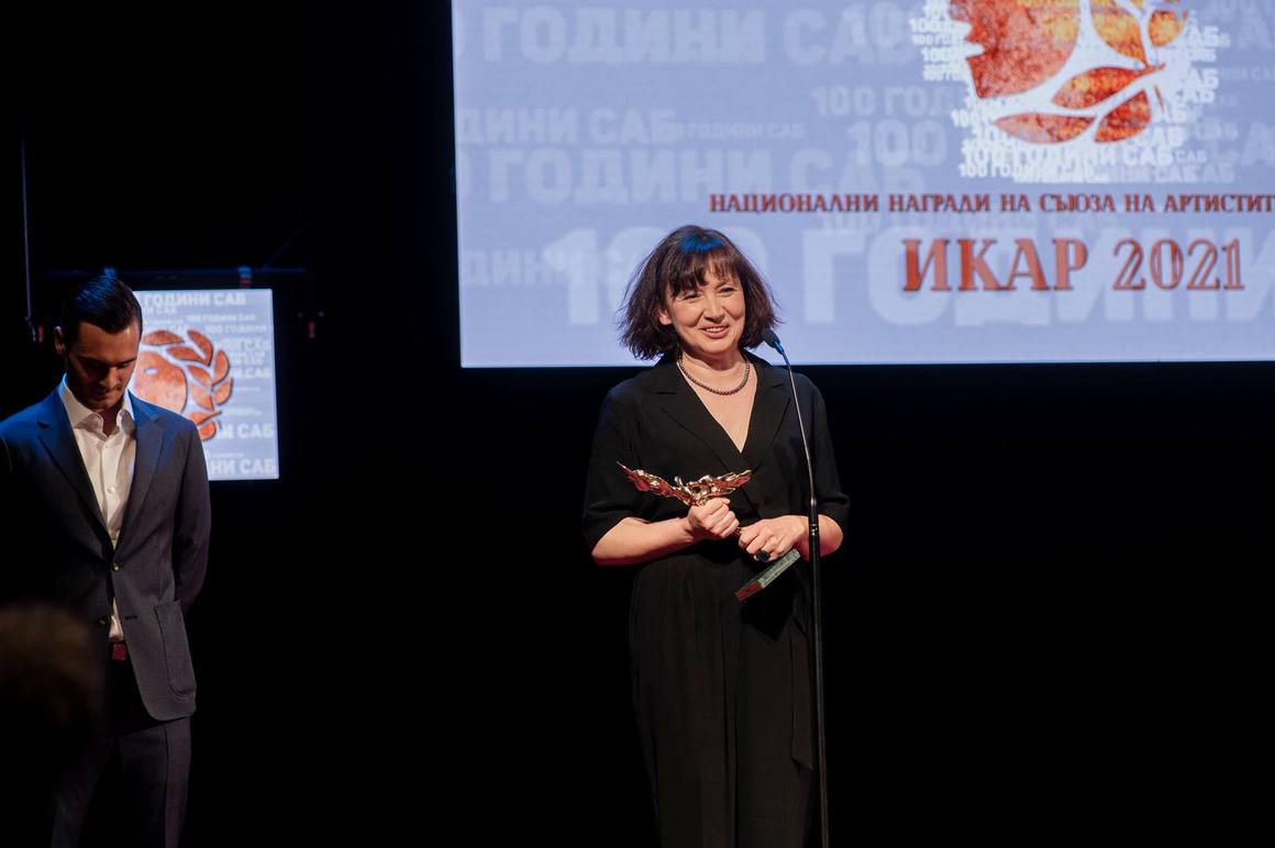 <p>Най-добрата поддържаща роля при жените е на <strong>Радена Вълканова.</strong> Тя участва в „Капитал(на) грешка“ по Йодьон фон Хорват.</p>
<p>Режисьор е Иван Пантелеев, а пиесата се играе в Народен театър „Иван Вазов".</p>