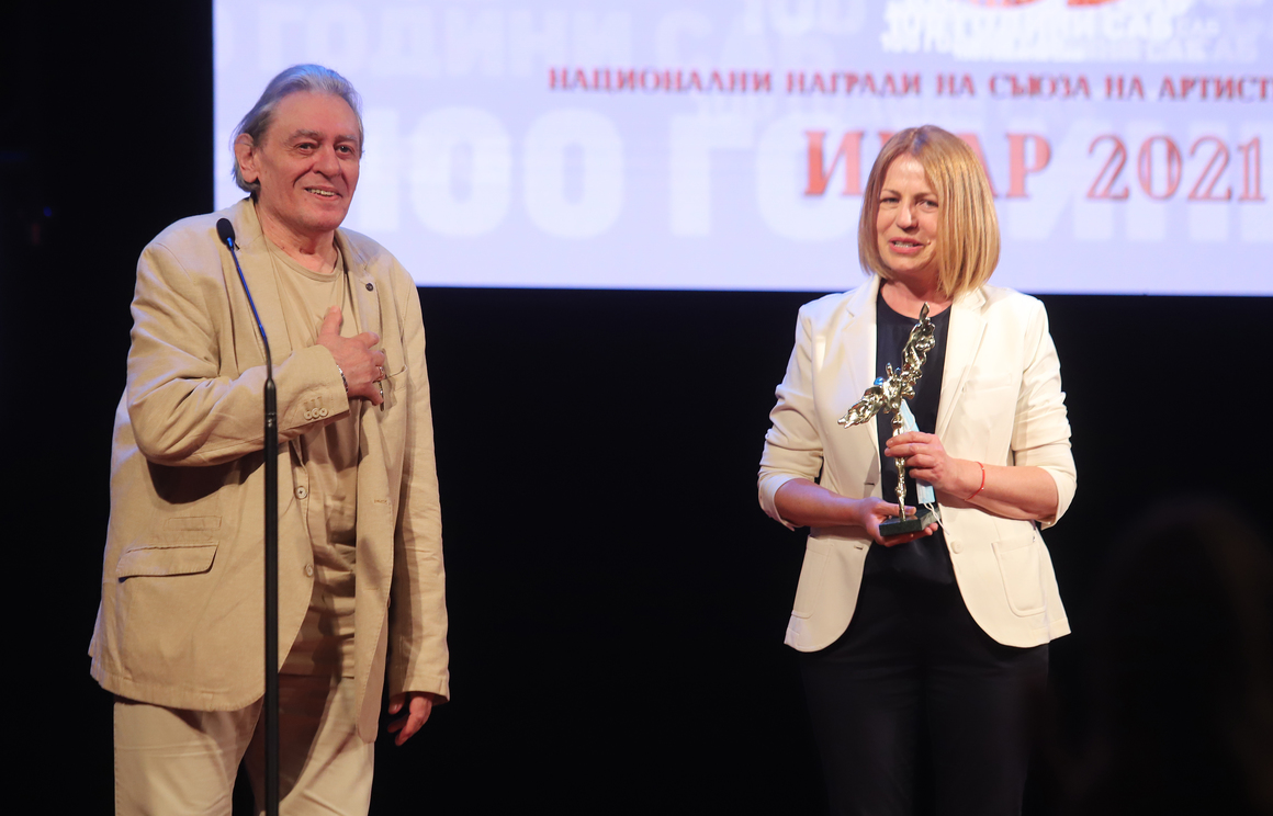 <p><strong>Михаил Белчев</strong> получи специална награда за изключителен принос към музиката, връчена от Гилдията на Музикалните артисти. Призът му беше връчен от столичния кмет Йорданка Фандъкова.</p>