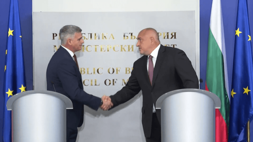 Борисов предаде властта на Стефан Янев в отсъствието на медии