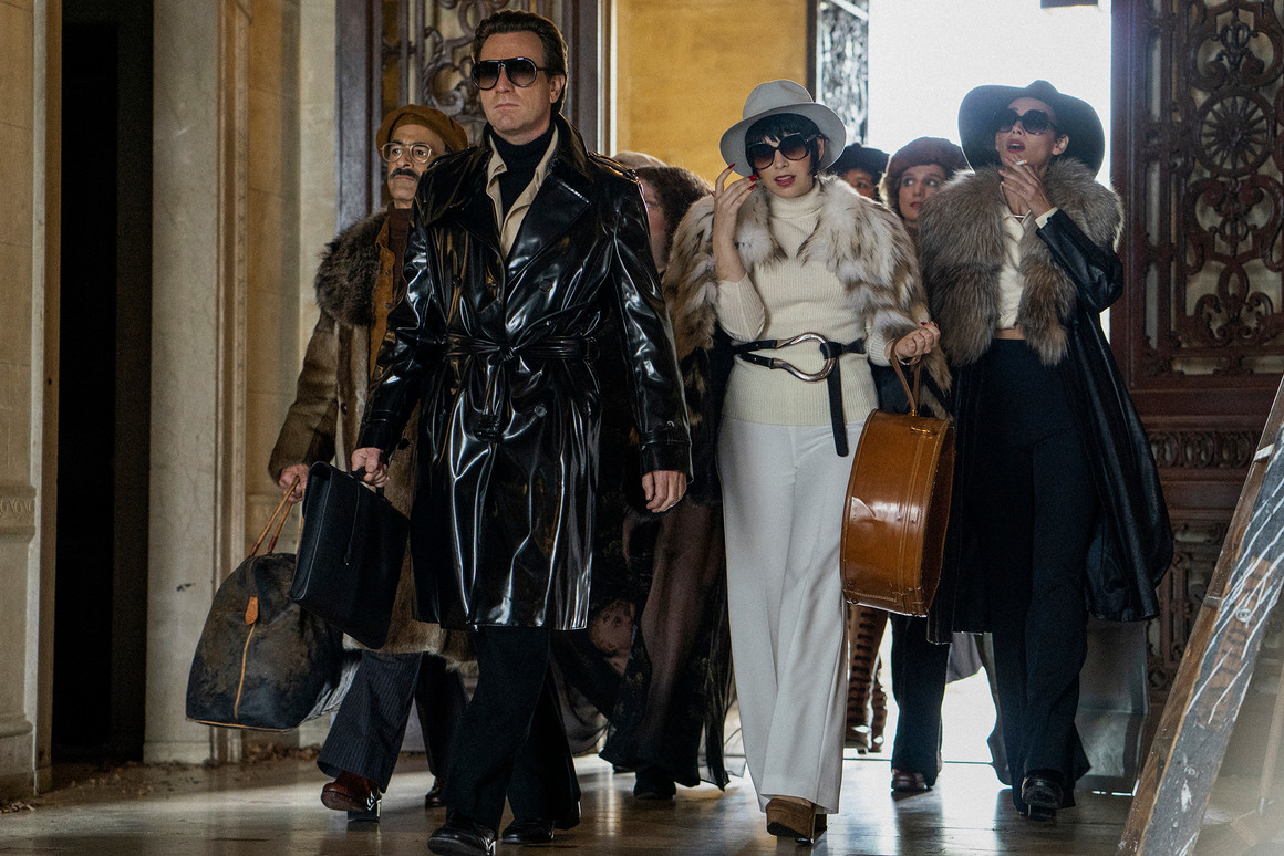 <p><strong>Halston - премиера на 14 май </strong></p>
<p>Сериалът от пет части разказва за възхода и падението на дизайнера Холстън (в главната роля: Юън Макгрегър), който променя лицето на американската мода през 70-те години. Един от най-честите посетители на култовото "Студио 54", близък приятел на знаменитости като Лайза Минели, Бианка Джагър и Анди Уорхол, Холстън започва кариерата си първо като дизайнер на шапки - един от най-популярните му модели e избран от Джаки Кенеди за церемонията по президентската клетва на Джон Кенеди през 1961 г. Скоростното изстрелване в света на звездите обаче е съпътствано от проблеми с наркотична зависимост и поредица от грешни бизнес решения. </p>