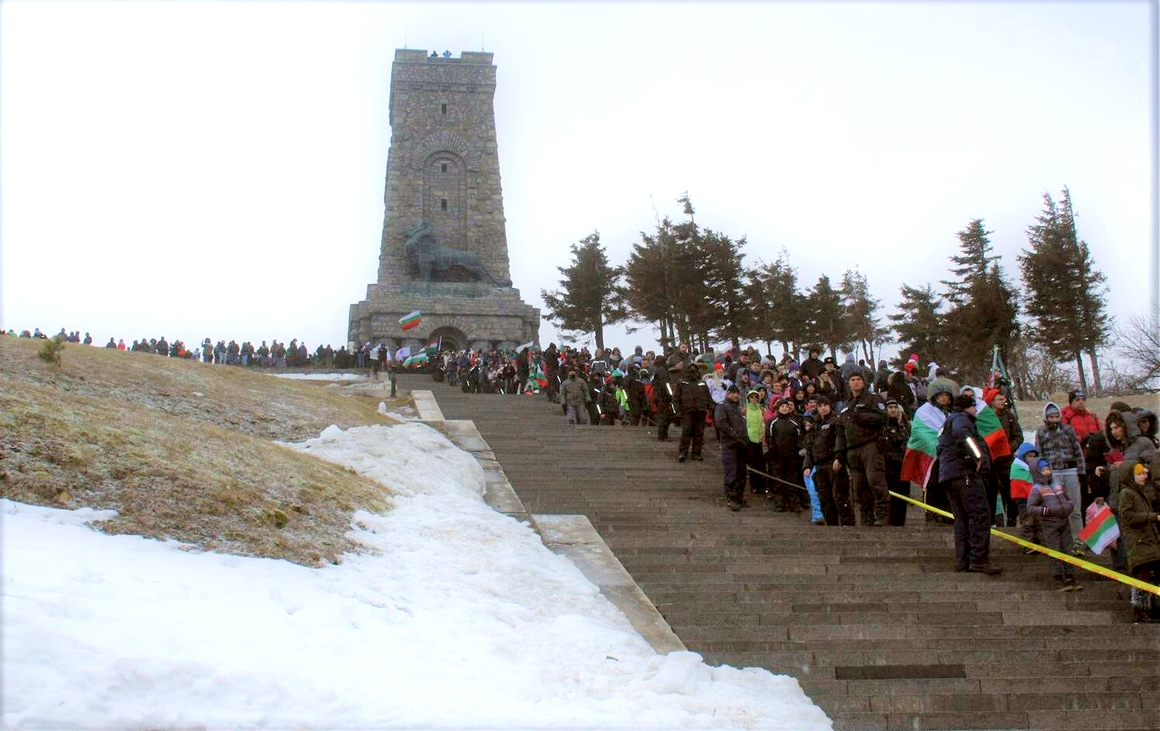 Въпреки препоръката на ВМА: Румен Радев и Цвета Караянчева ще се включат в "отменените" тържества на Шипка