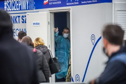 Полша създаде лотария за ваксинирани: 1 млн. злоти и автомобил, но само ако се имунизираш