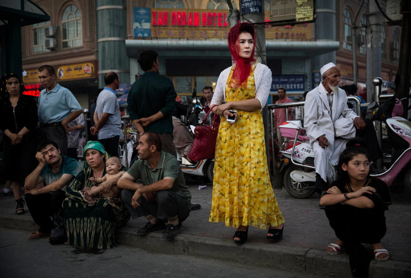 "1984" на Оруел в реалния свят: Китай вече следи емоциите на уйгурите с изкуствен интелект