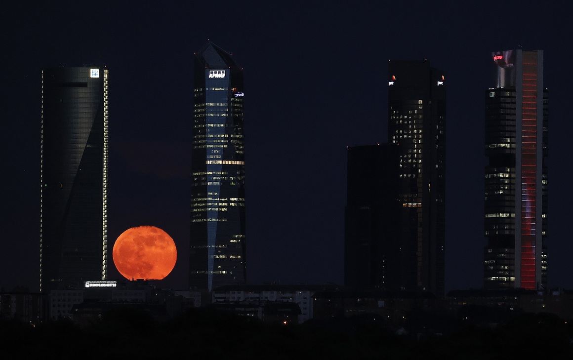 <p>Гледката на "кървавата" Луна от Мадрид</p>

