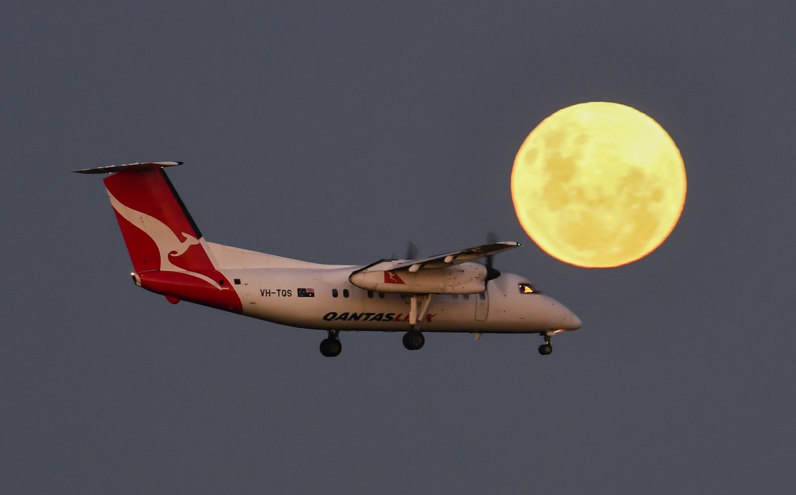 <p>Няколко десетки щастливци имаха възможността да видят затъмнението на Супер Луната по време на 3-часовия специален полет на Qantas, който беше организиран само за тази цел с полет от и до Сидни. </p>
