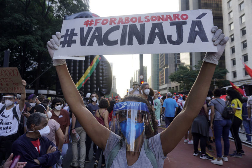 Бразилците призовават за импийчмънт на Болсонаро заради неглижирането на пандемията и провала с ваксините