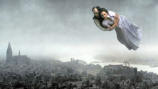 <p><strong>„About Endlessness“</strong></p>
<p>Ако сте гледали някой от филмите на шведския режисьор Рой Андерсон – особено „Гълъбът, кацнал на клона и размишляващ за съществуването“ – най-вероятно сте запознати с шеговития му подход към абстрактната фраза „човешко състояние“.</p>
<p>„About Endlessness“ е серия от кадри в нежни, приглушени цветове. Филмът разказва за това как хората преминават през ежедневието си – понякога са удовлетворени, друг път изпитват огромна болка.</p>
<p>Една история се отличава от всички останали – объркан свещеник (в ролята: Мартин Сернер) търси помощ от психиатър, след като осъзнава, че губи вярата си в Бог. В даден момент режисьорът и актьорите карат зрителя да се чуди дали да плаче, или да се смее. „About Endlessness“ показва, че човек трябва да поддържа баланса между двете.</p>