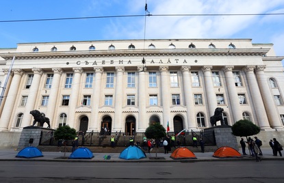 Протестите срещу Гешев се възобновиха: Граждани опънаха палатки пред Съдебната палата