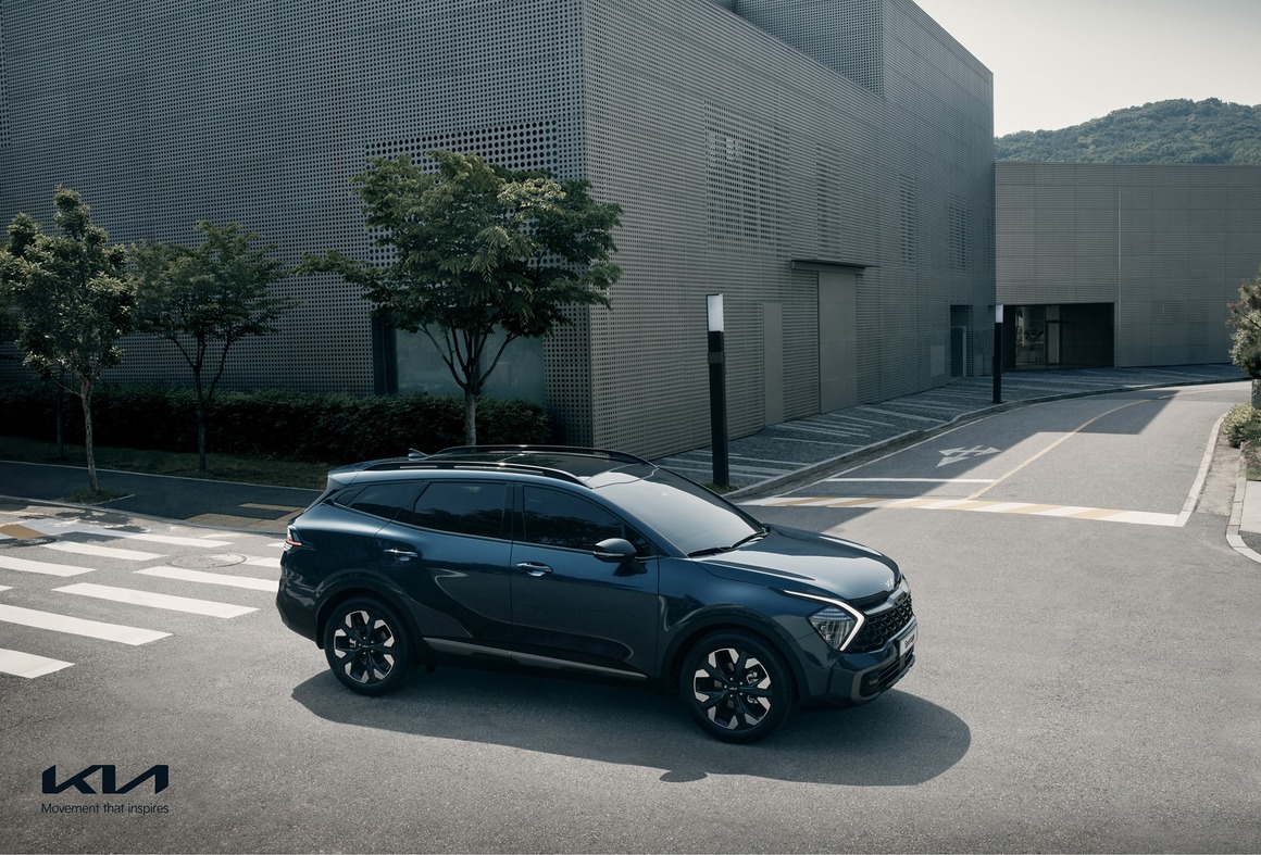 <p>Предната част на новия Sportage впечатлява с черната графика на решетката и с внушителен обем. Отличава се с дневни (DRL) светлини с формата на бумеранг, изчистени и опростени основни повърхнини, включително и тези в областта на бронята.</p>
<p>Страничният силует остава верен на своята SUV ДНК и се отличава с ясно изразени линии, които преминават през изчистените повърхности на каросерията.</p>