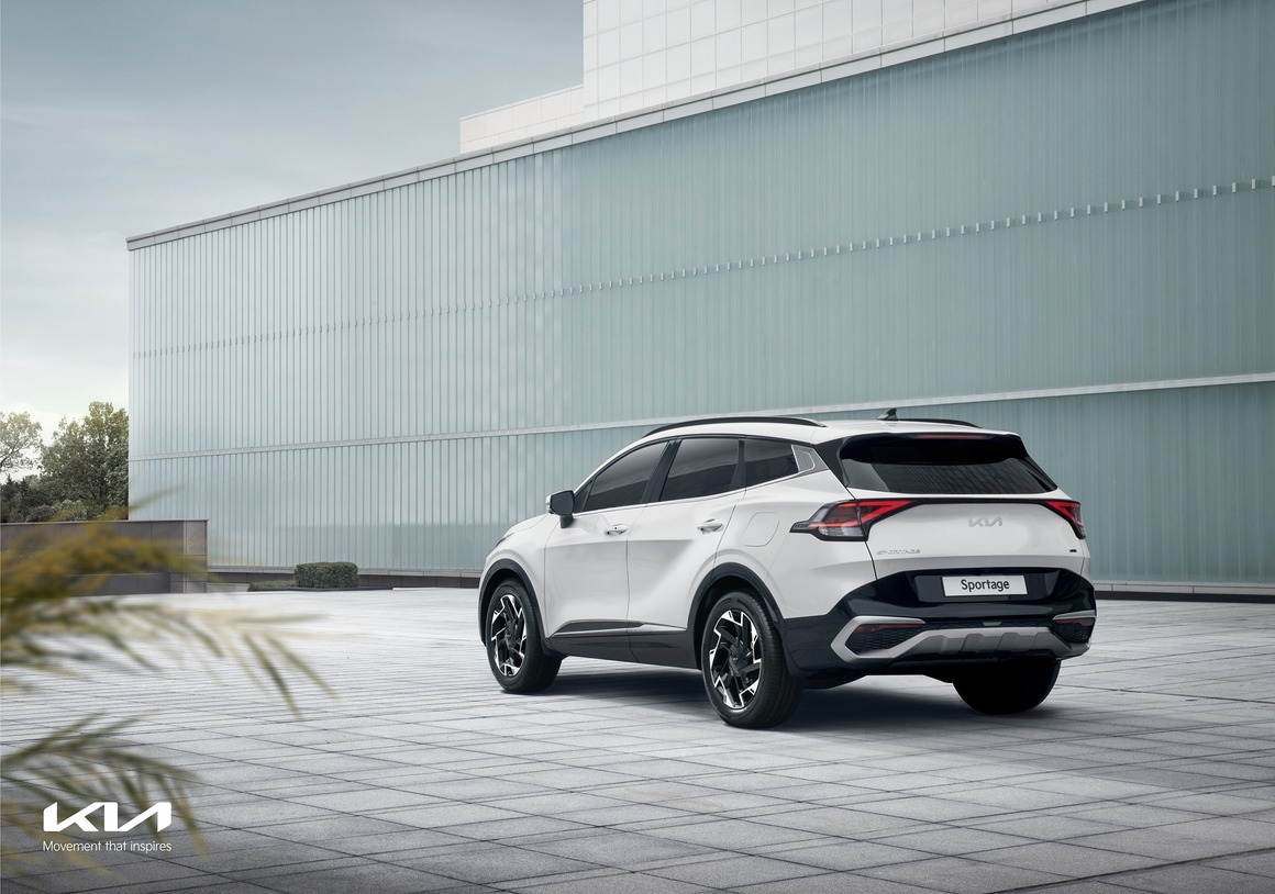 <p>За първи път в гамата на Sportage се появява възможността за поръчка на черен, различен от основния цвят на каросерията, цвят на покрива, който подчертава допълнително спортния профил на автомобила.</p>
<p>В задната част моделът запазва мощното си присъствие на пътя. Оформените като бръсначи задни светлини са свързани с тънък хоризонтален елемент, придаващ много широк изглед на задницата на новия Sportage.</p>
<p>Масивният елемент в долната част на задната броня отразява същата философия в оформлението като техническото изпълнение на черната предна решетка.</p>