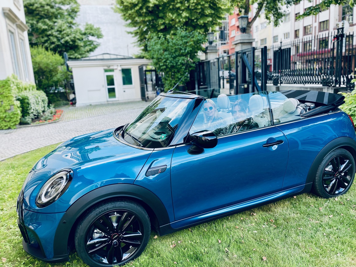 <p>MINI Cooper Cabrio e с John Cooper Work оптика, но с адаптивно окачване.</p>