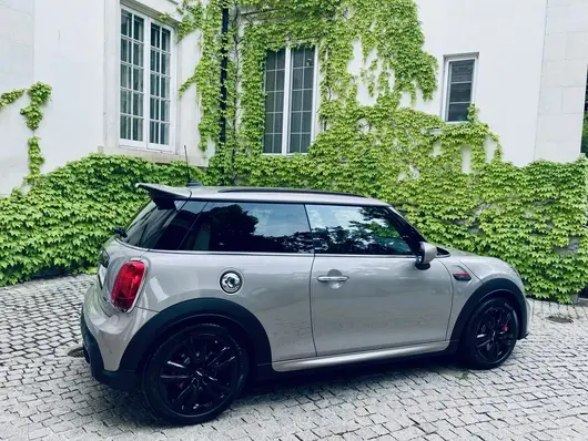 Новите модели на MINI с премиера в посолството на UK 