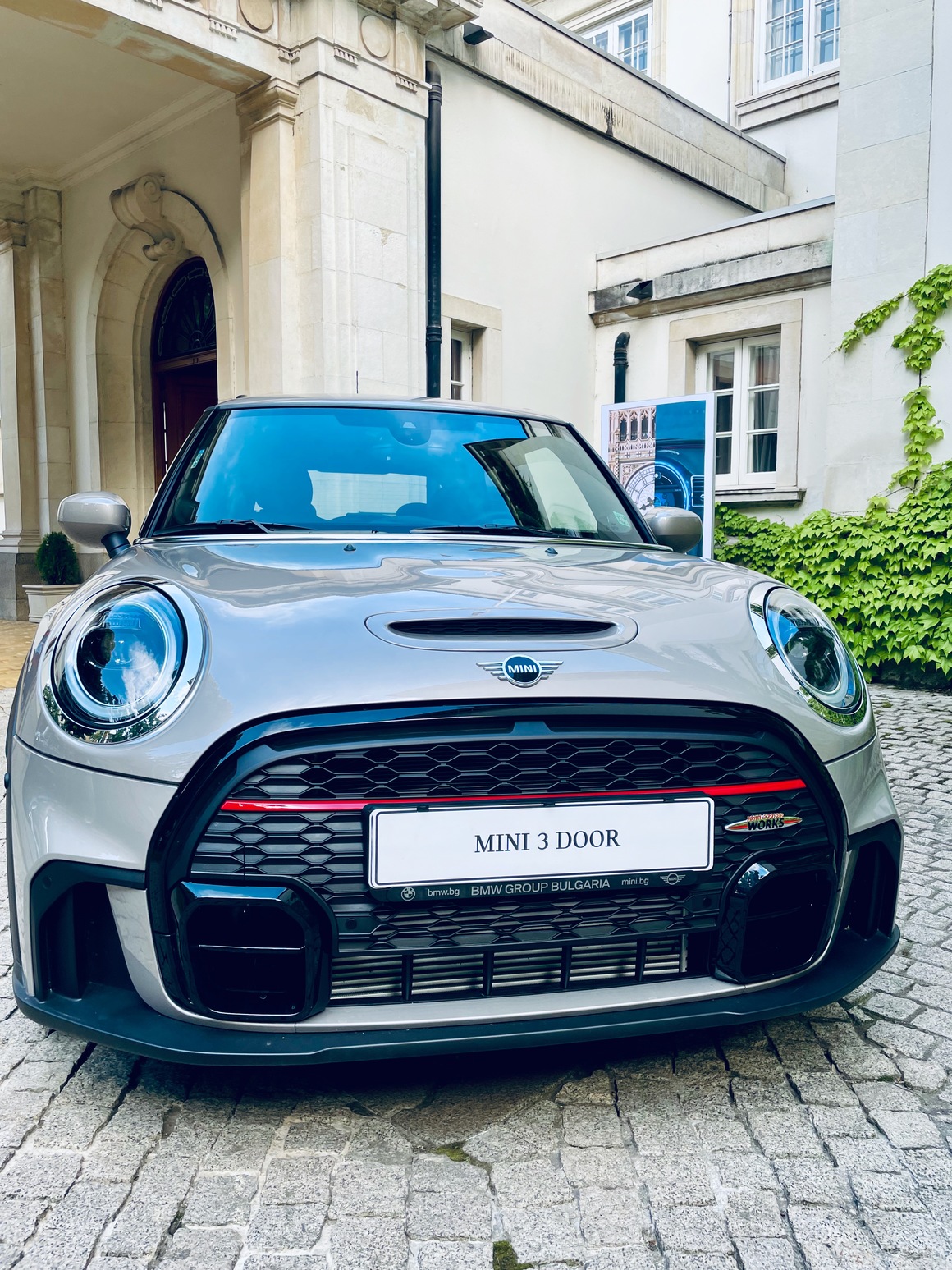<p>Новият John Cooper Works е с по-голяма решетка, дигитален километраж и ... ръчна скоростна кутия, защото феновете на марката предпочитали този вид управление. </p>
<p>Габаритните светлини са заменени с вертикални въздухозаборници, поставени максимално навън в каросерията, които служат като отвор за т.нар. Air Curtains за оптимизиране на аеродинамиката. Централната лайстна на бронята, която е използвана и за стойка на регистрационната табела, вече не е черна, а е решена в цвета на автомобила.</p>
