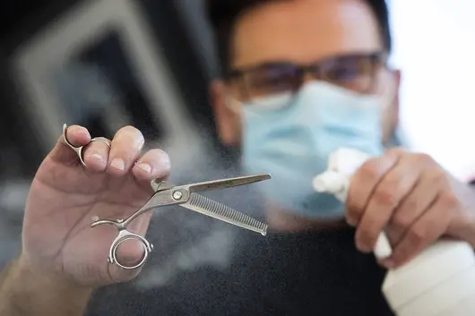 Ваксинираните служители няма да носят маски в малки търговски обекти