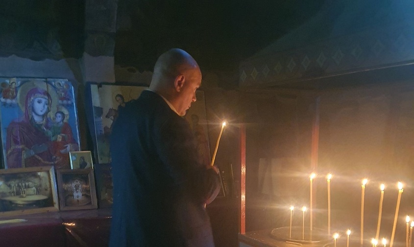 Снимка на деня: Иван Гешев пали свещ преди срещата с Лаура Кьовеши