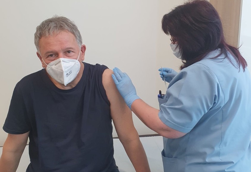 Здравният министър Стойчо Кацаров се ваксинира срещу Covid-19
