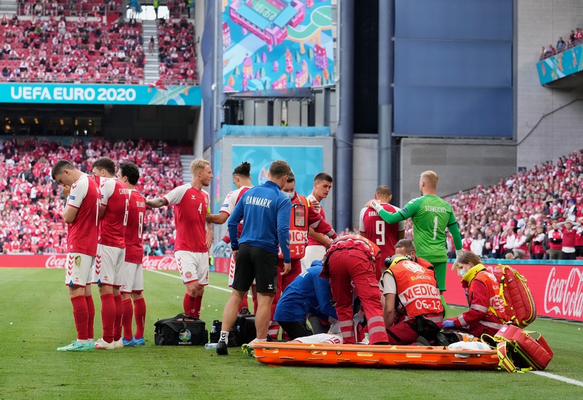 Футболист припадна по време на мача Дания-Финландия (обновена)