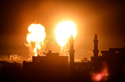 Заплаха за примирието: Израел порази Газа, след като Хамас пусна балони със запалителна течност