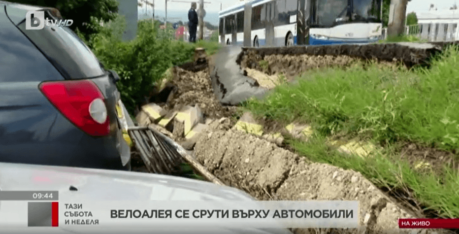 Велоалея във Варна се срути върху паркирани автомобили