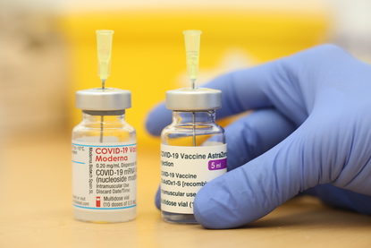 Лекар от Варна даде личен пример - показа в социалните мрежи как ваксинира децата си