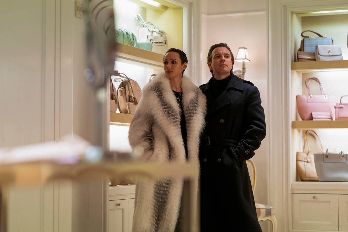 <p><strong>Halston</strong></p>
<p>Сериалът на Netflix от пет части разказва за възхода и падението на дизайнера Холстън (в главната роля: Юън Макгрегър), който променя лицето на американската мода през 70-те години. Един от най-честите посетители на култовото "Студио 54", близък приятел на знаменитости като Лайза Минели, Бианка Джагър и Анди Уорхол, Холстън започва кариерата си първо като дизайнер на шапки - един от най-популярните му модели e избран от Джаки Кенеди за церемонията по президентската клетва на Джон Кенеди през 1961 г. Скоростното изстрелване в света на звездите е съпътствано от проблеми с наркотична зависимост и поредица от грешни бизнес решения.</p>