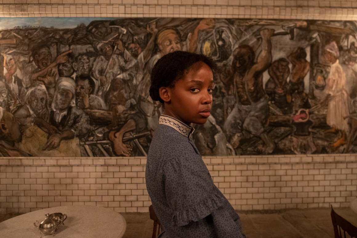 <p><strong>The Underground Railroad</strong></p>
<p>Истинската "Подземна железница" не е това, което е. Не е под земята и не представлява жп-система. Тя обаче е един от най-интересните феномени на американската история от 19 век. Това е реална мрежа от тайни маршрути и скривалища, с които противниците на робството в Съединените щати помагат на стотици чернокожи мъже и жени да избягат на свобода. Режисьорът Бари Дженкинс (носител на "Оскар" за сценария на Moonlight) преразказва тази драматична история, като добавя елемент на фантастика към него. В неговия прочит "Подземната железница" е точно такава, каквато би трябвало да бъде - тайна система от ЖП-линии, инженери, машинисти, невидими тунели и др. Сериалът дебютира на 14 май по Amazon и е сред късните фаворити за номинация за Emmy. </p>