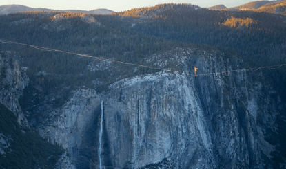 Да ходиш по въже на 500 м над скалите в Йосемити: Рекордът на братя Монтерубио