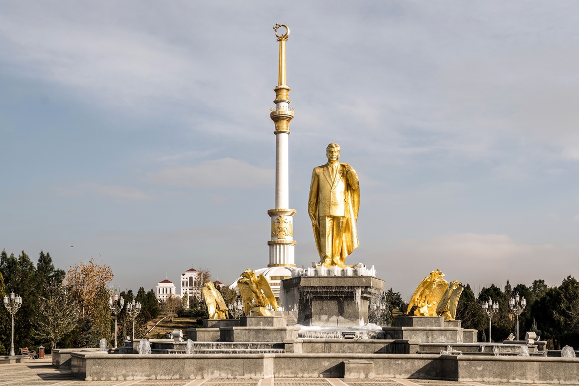 <p>Всяка година консултантската компания Mercer публикува своята световна класация за градовете, в които чуждестранните работници биха имали най-високи разходи за живот. Анализът на Mercer измерва относителната цена на над 200 стоки и услуги в конкретните градове - жилищно настаняване, транспорт, храна, дрехи, домакински стоки, развлечение и др. Събраните данни се използват от работодатели от цял свят, когато вземат решения за прехвърлянето на служители към международни офиси. </p>
<p>След 3-годишна доминация на Хонконг начело на класацията - този път първото място се заема от <strong>Ашхабад - столицата на Туркменистан. </strong></p>
<p>Mercer отбелязват, че тук инфлацията е нараснала с 11% през 2020 г., а липсата на чуждестранна валута в държавата се торазява върху наличието и цените на най-основните хранителни стоки. </p>