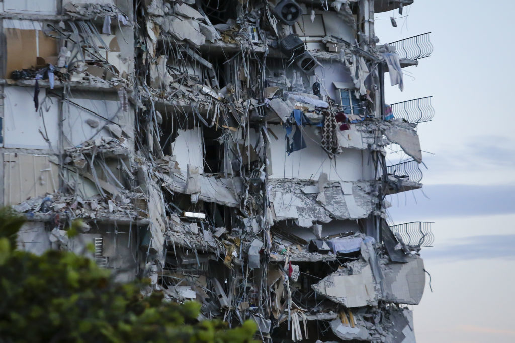 <p>Общо 102 души, които живеят в сградата Champlain Towers на „Колинс Авеню“, са били открити.</p>
<p>„Това е окуражаващо. Знаем местонахождението на тези хора и те се намират в безопасност“, обяви кметът на Маями-Дейд Даниела Кава. „Почти толкова обаче се издирват“.</p>
